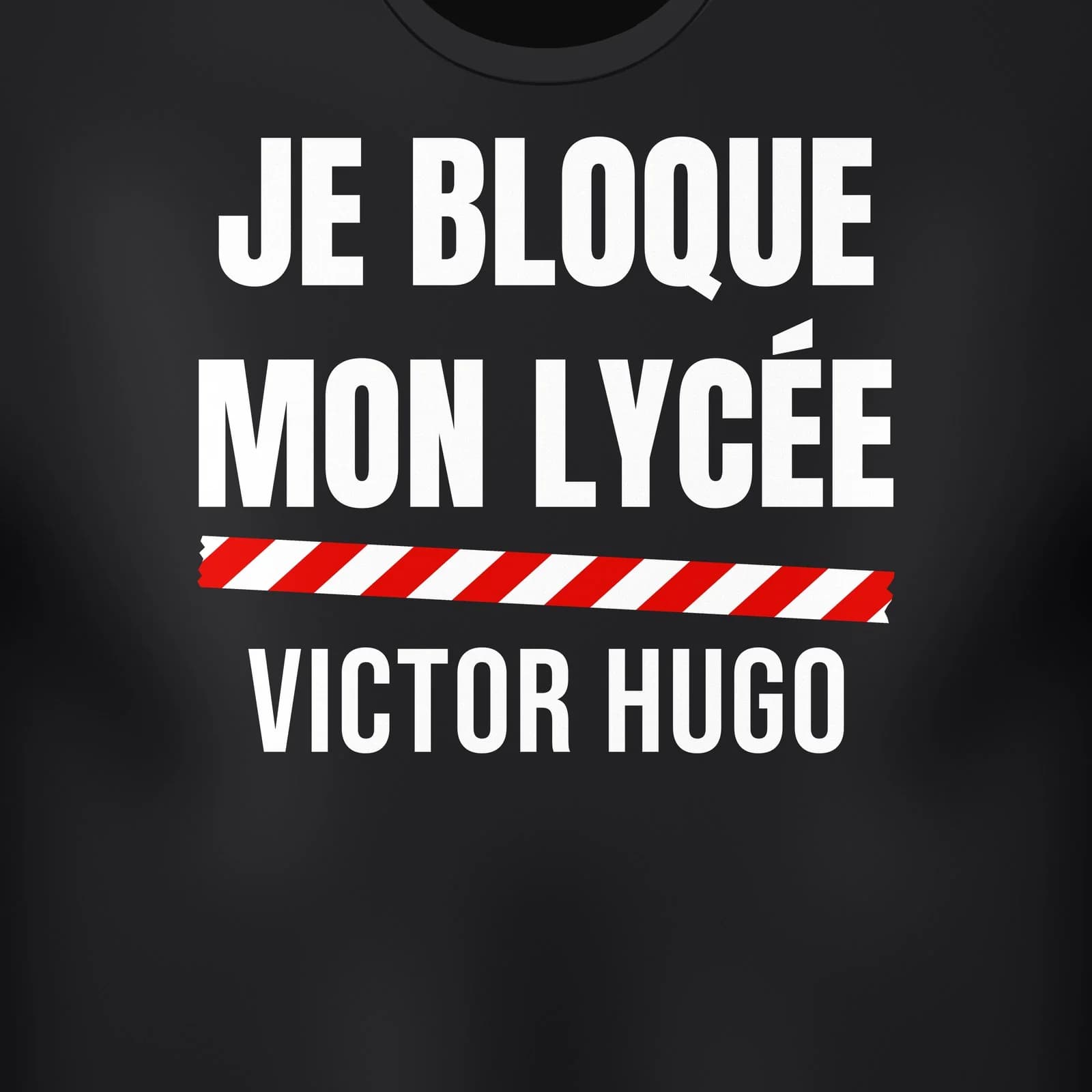 Gros plan sur l'impression JE BLOQUE MON LYCÉE, le scotch rouge et blanc et le nom Victor Hugo